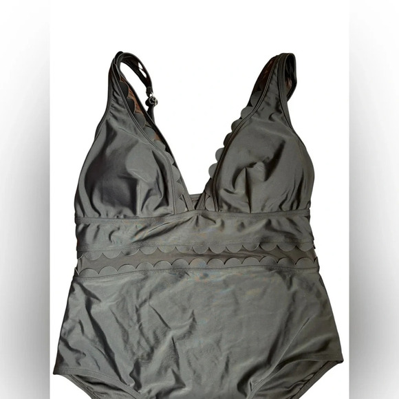 CupShe Solid Black V-Neck One Piece Swimsuit Scalloped Wide Straps Size 1X Pad - Picture 4 of 11